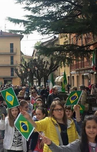 Montese abbraccia i suoi liberatori 