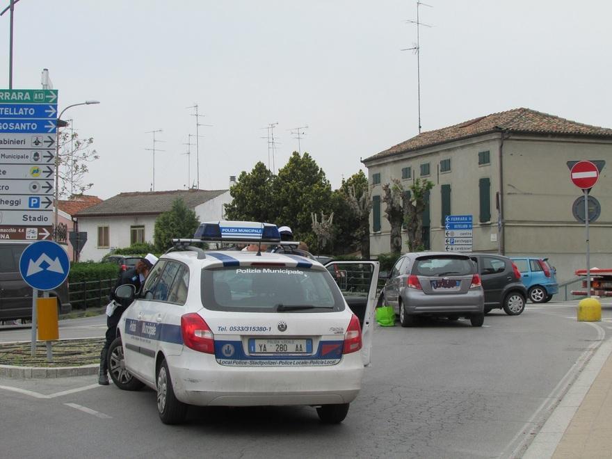 Scontro tra due auto all’altezza della rotatoria 