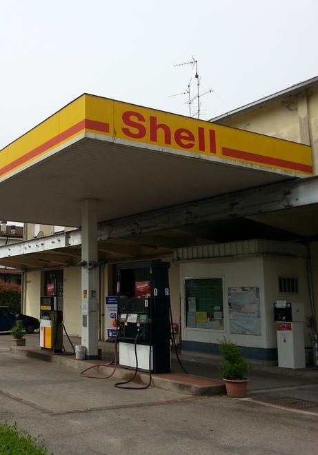 Minaccia una benzinaia con il coltello e la rapina 
