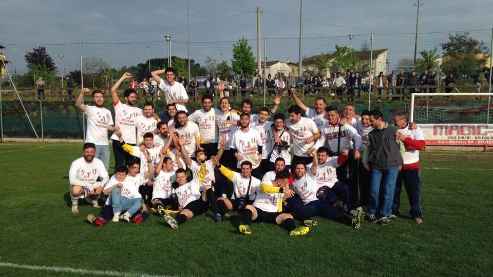Prima in campo, poi in paese: festa per i Red devils