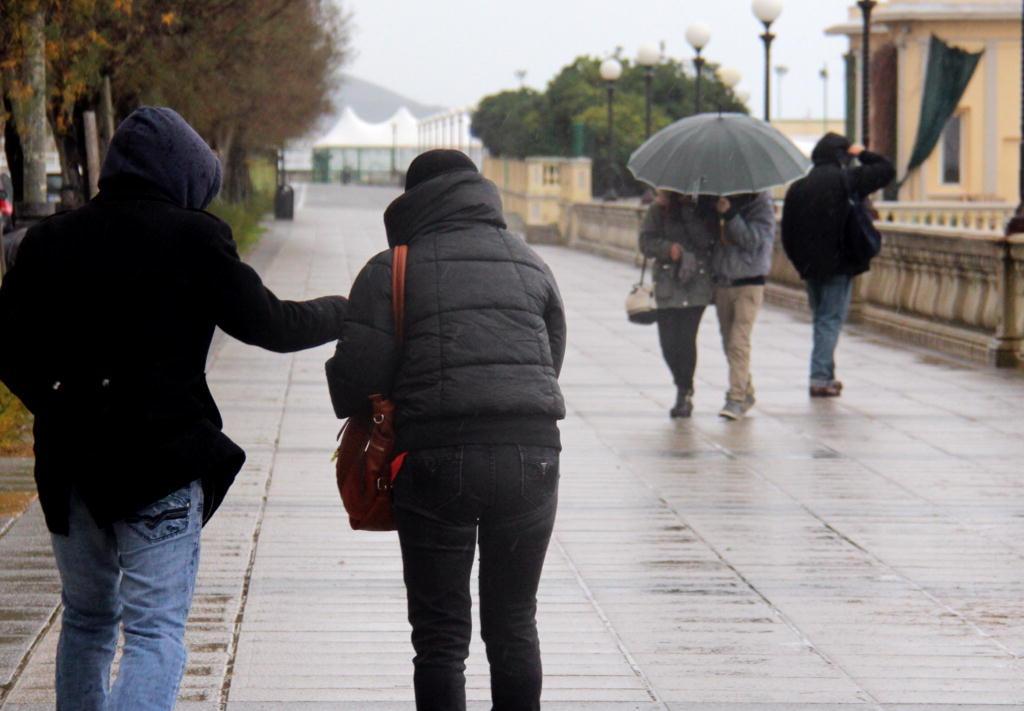 Pioggia sul lungomare (foto di repertorio)