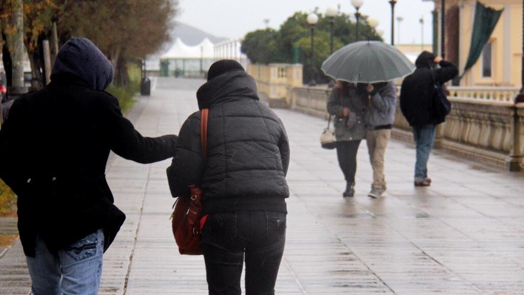 Pioggia sul lungomare (foto di repertorio)