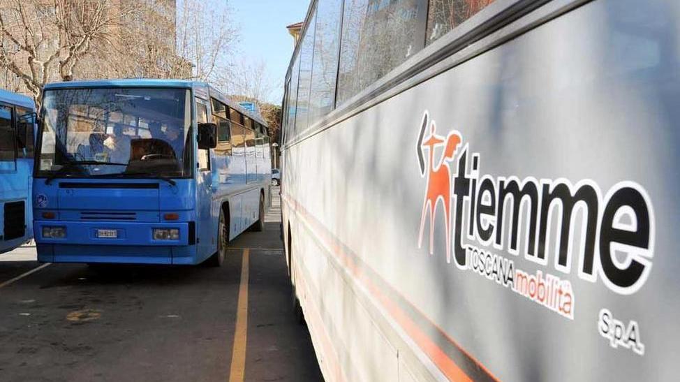 Trovato senza biglietto sputa in faccia al controllore