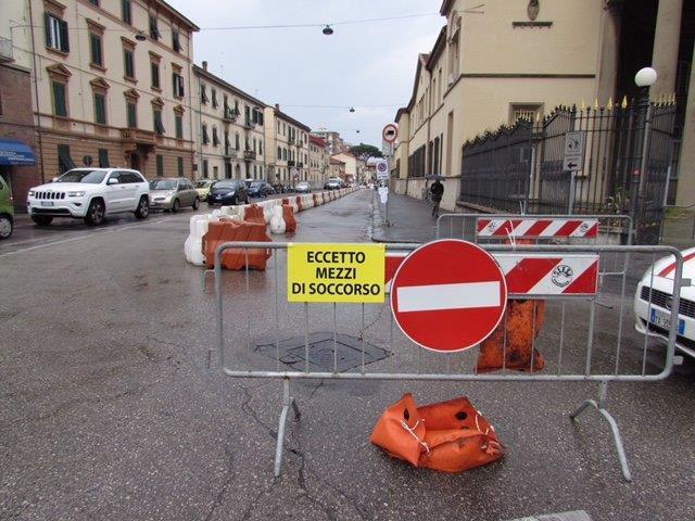 Il cantiere all'inizio di via Gramsci (Pentafoto)