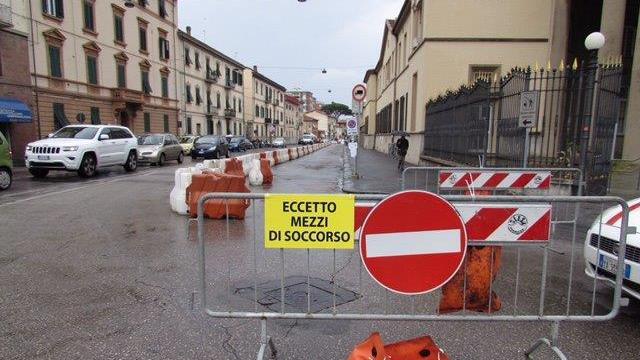 Il cantiere all'inizio di via Gramsci (Pentafoto)