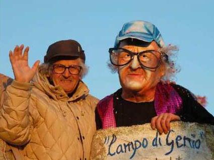 Arnaldo Galli con una maschera che lo ritrae