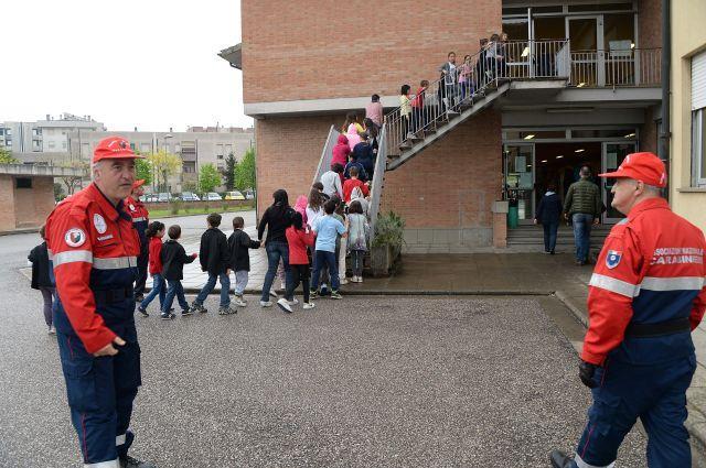 Alla Gandhi si finge un terremoto per esercitarsi alla evacuazione