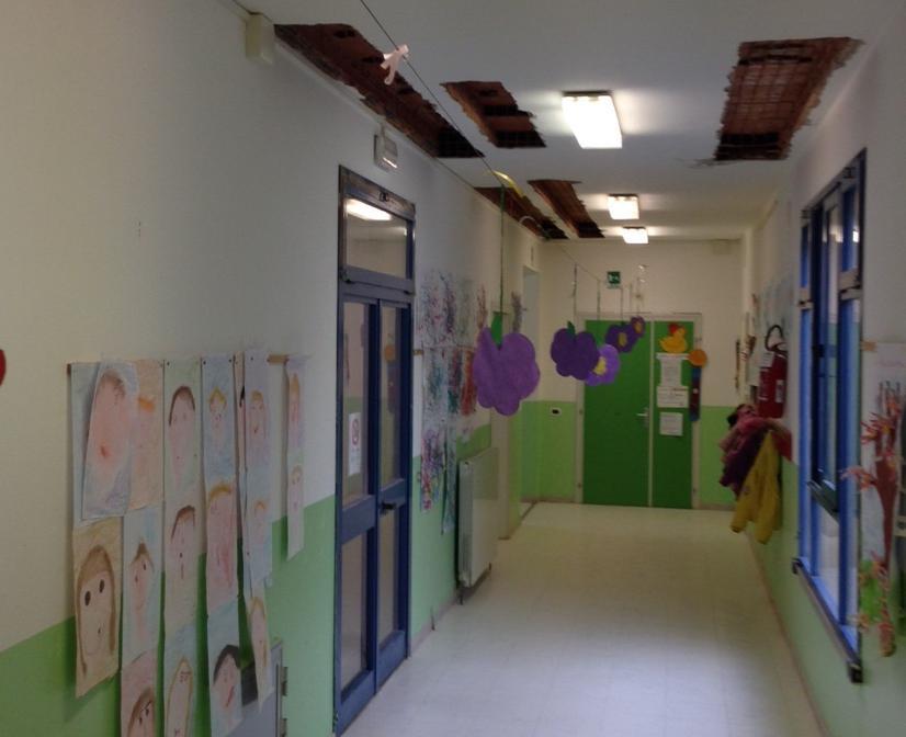 Le parti di soffitto abbattute in uno dei corridoi della scuola materna