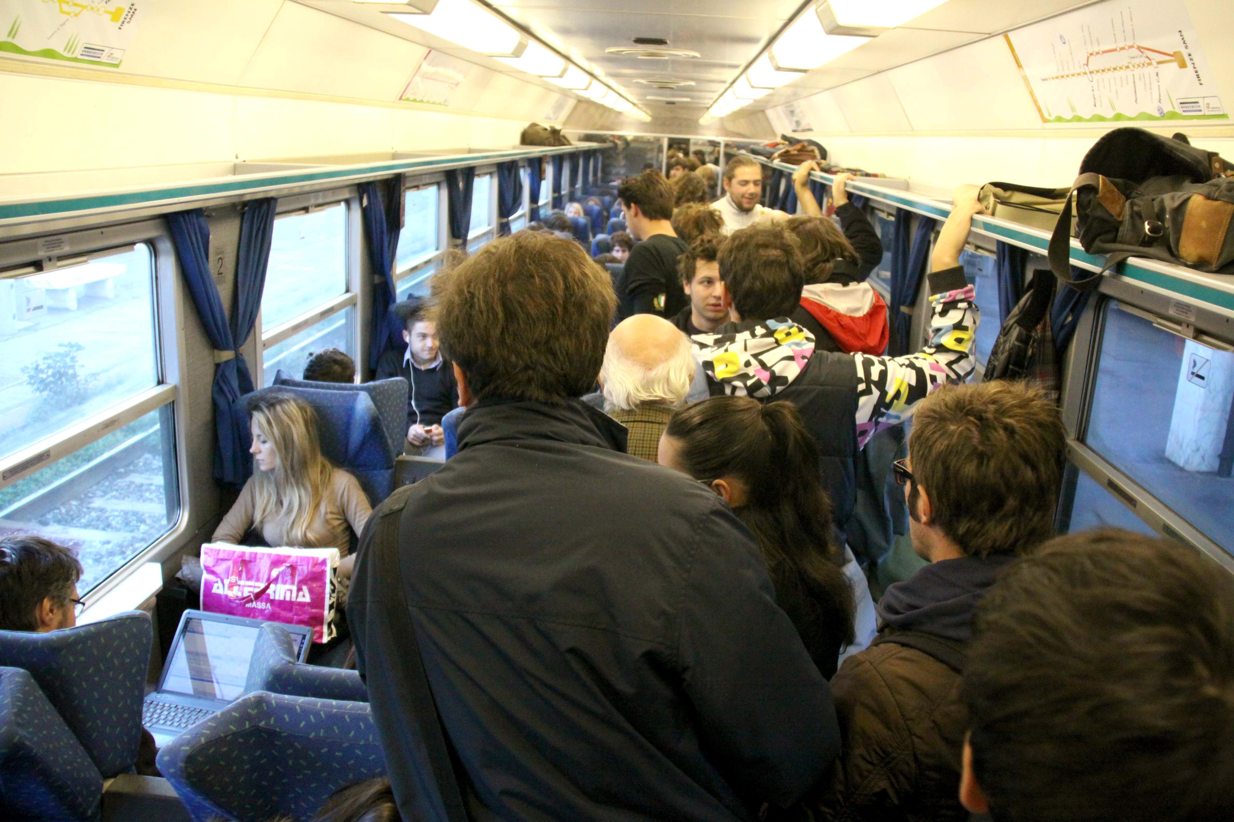 Un treno affollato