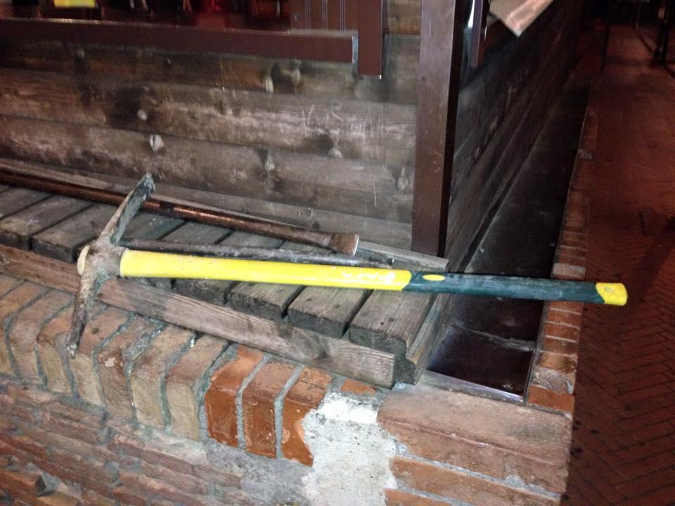 Un piccone e un piede di porco abbandonati dai ladri in fuga