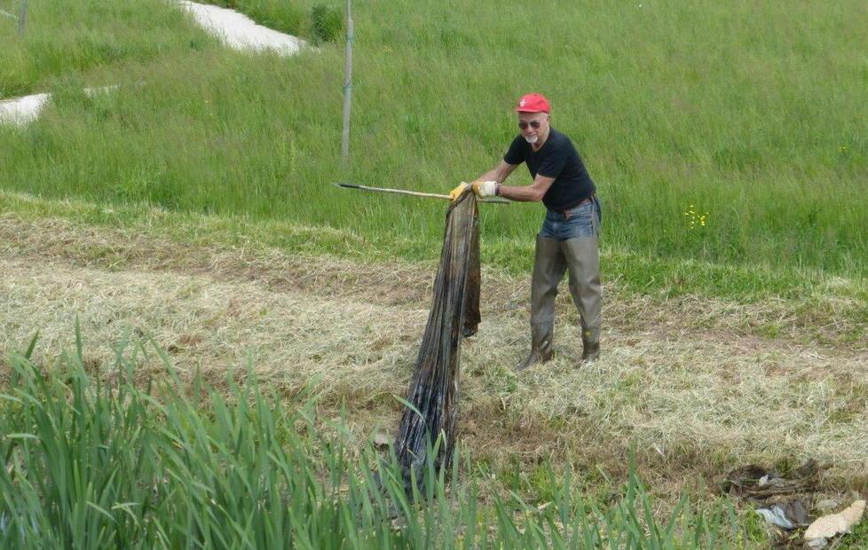Si ritrovano al parco Orzali per ripulirlo dai rifiuti 