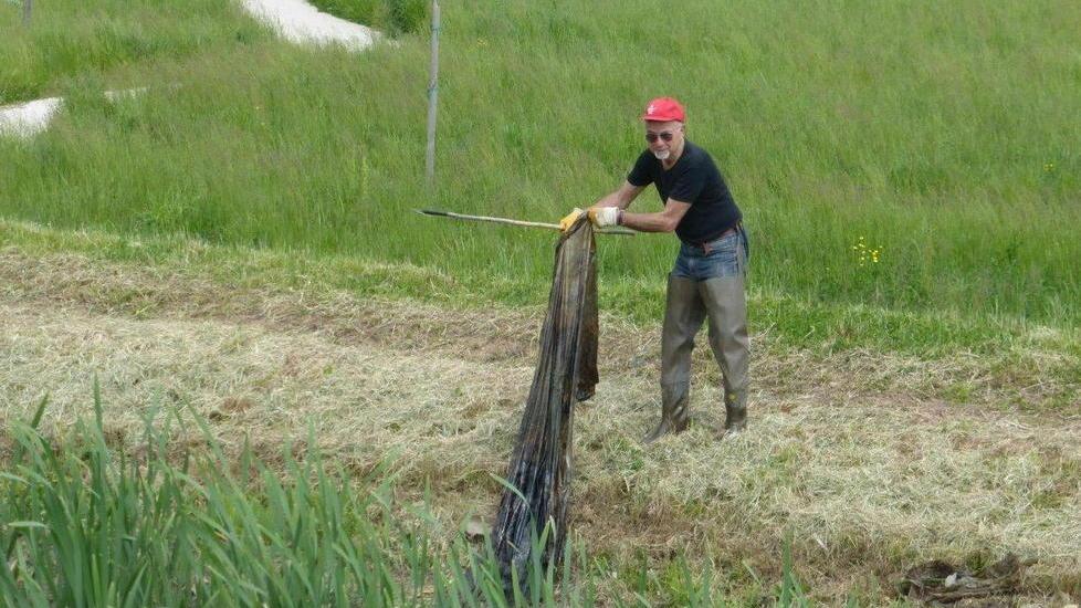 Si ritrovano al parco Orzali per ripulirlo dai rifiuti