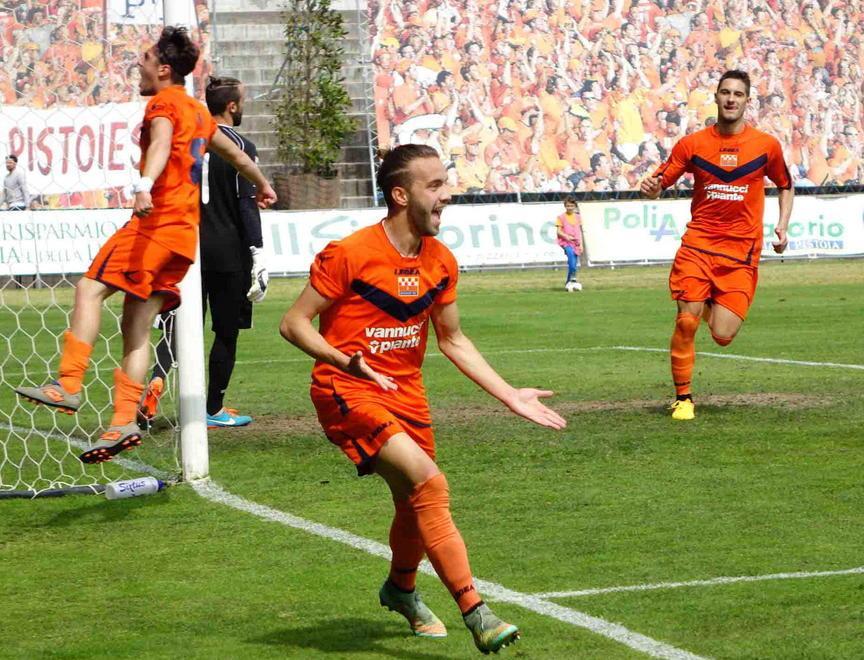 L'esultanza di Domenico Mungo dopo il secondo gol al Gubbio (Foto Gori)