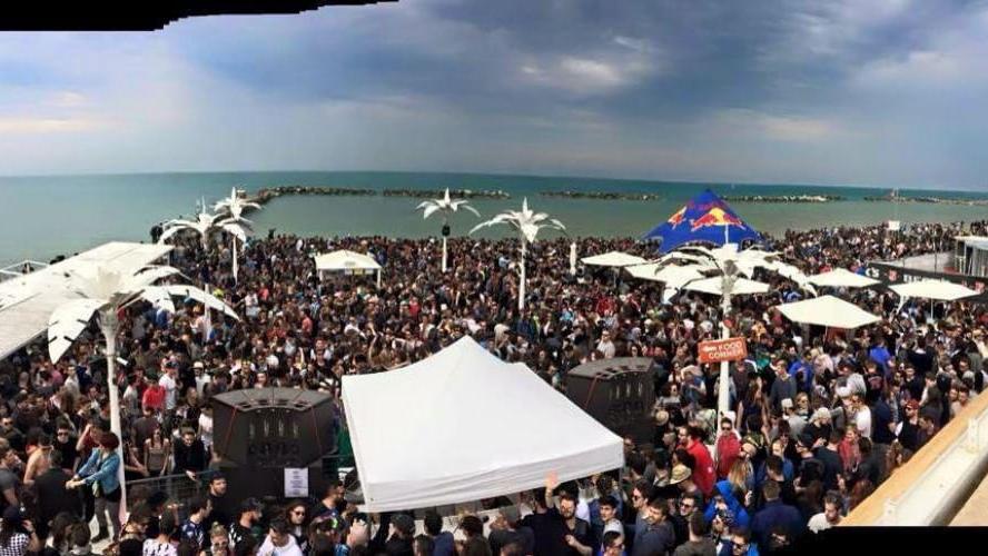 Ruba un cellulare alla mega festa in spiaggia di Cattolica