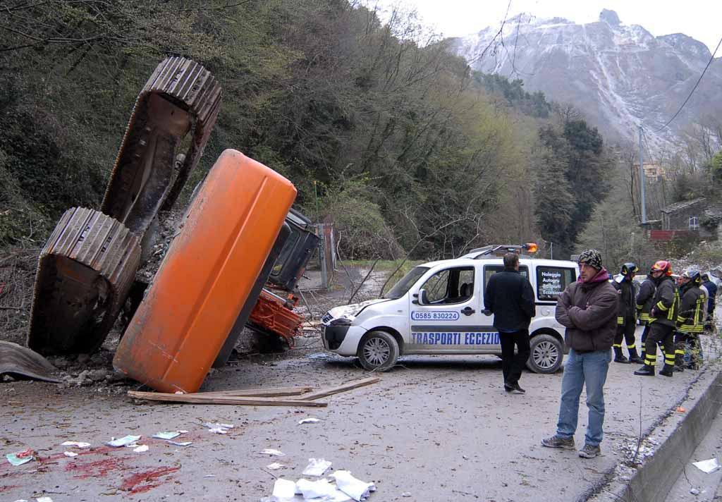 L'escavatore precipitato in cava