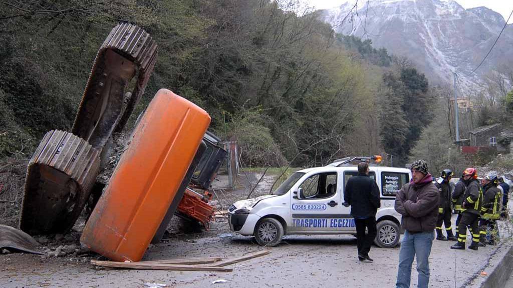 L'escavatore precipitato in cava