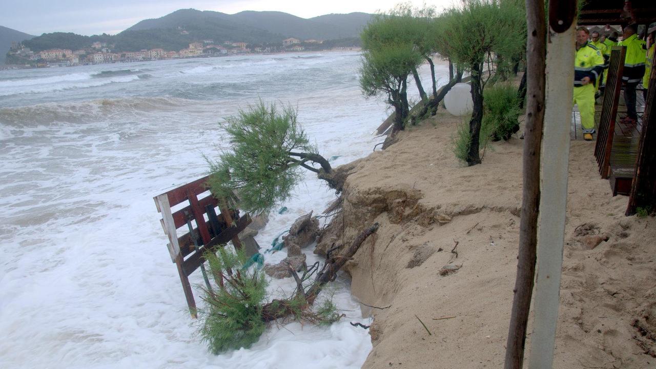 I danni al Paglicce beach