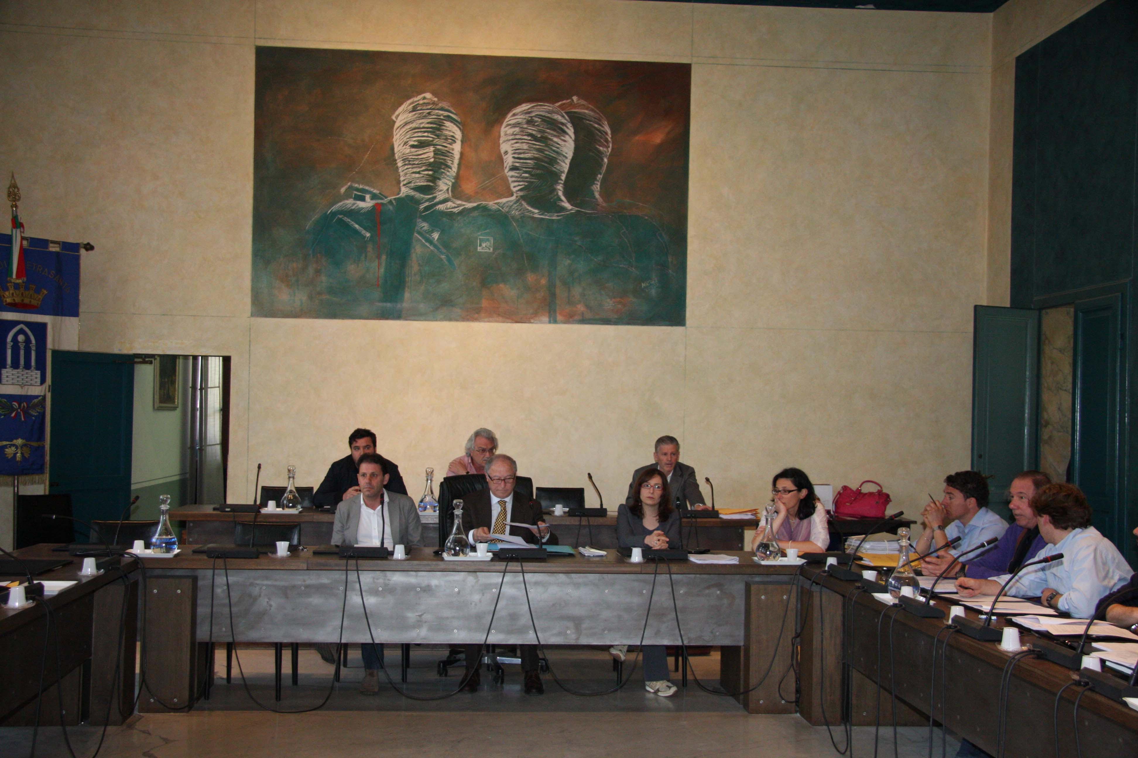 Una seduta del consiglio comunale di Pietrasanta