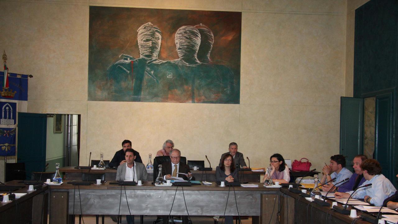 Una seduta del consiglio comunale di Pietrasanta