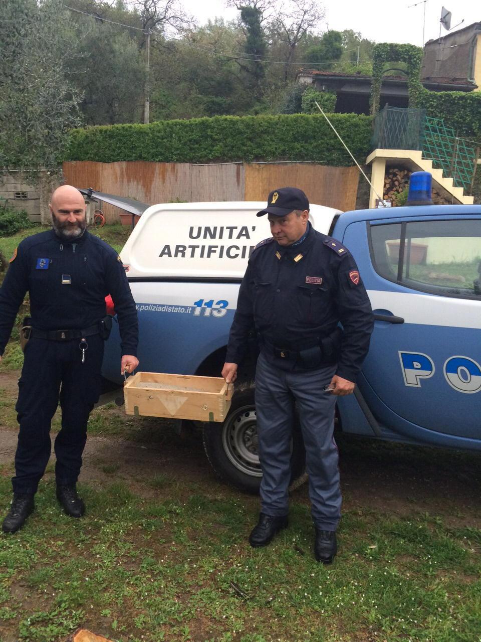 I poliziotti con la cassetta piena di sabbia servita per trasportare in sicurezza la bomba fino alla cassaforte
