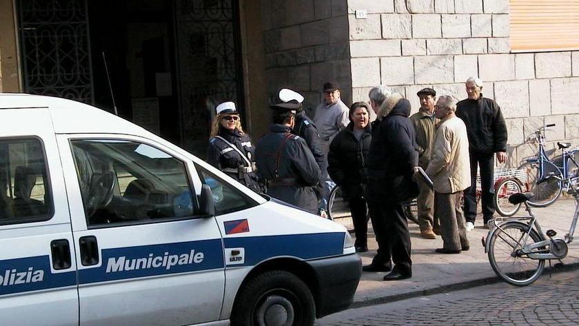 Un uomo si incatena nell’ufficio del sindaco
