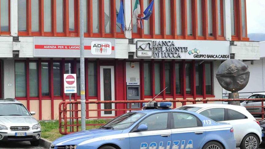 Una volante della polizia davanti all'ingresso della banca