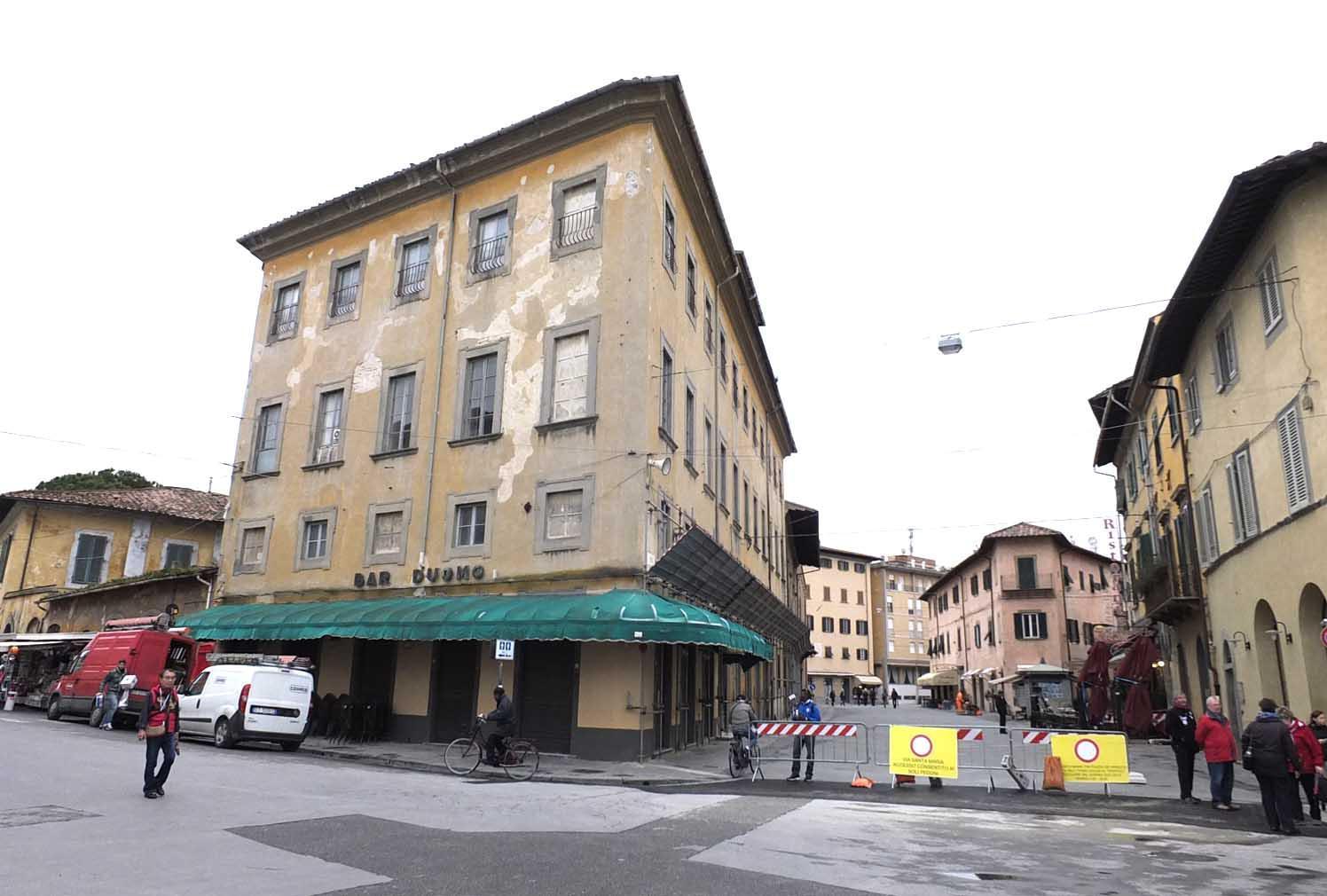 Il palazzo dei Trovatelli di fronte a Piazza dei Miracoli