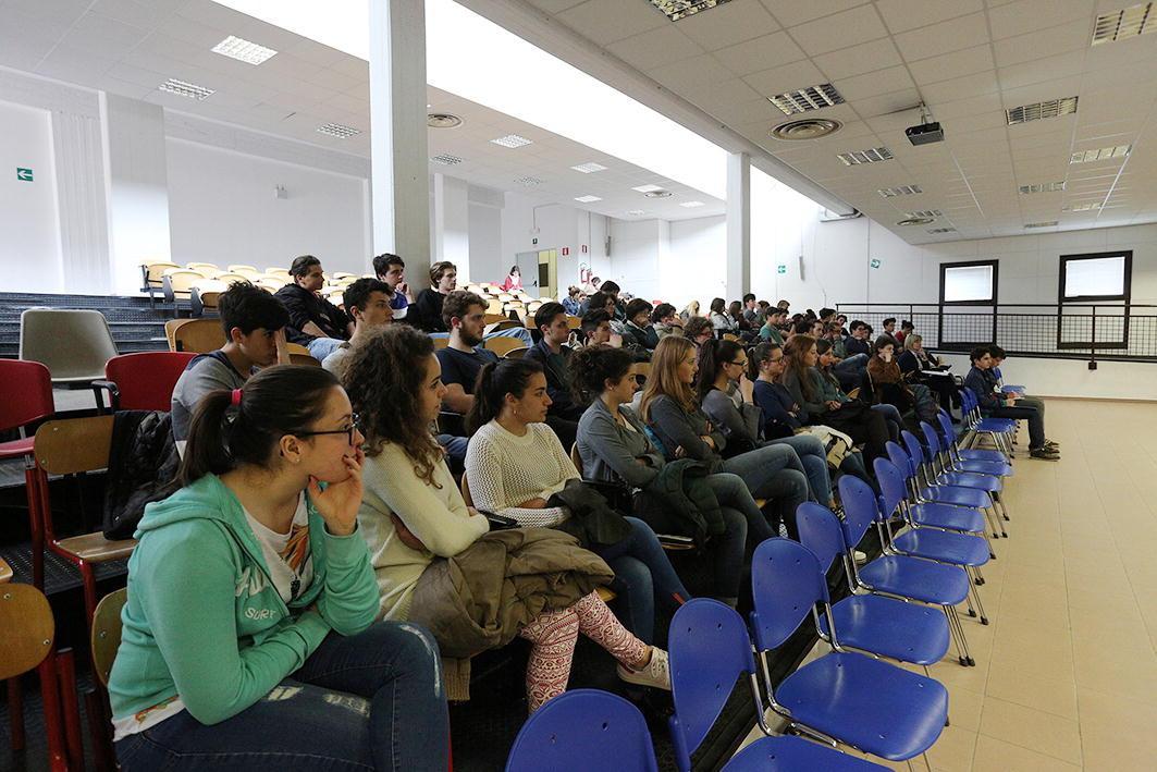 Gli studenti durante l'assemblea indetta dai professori (Foto Agenzia Carlo Sestini)