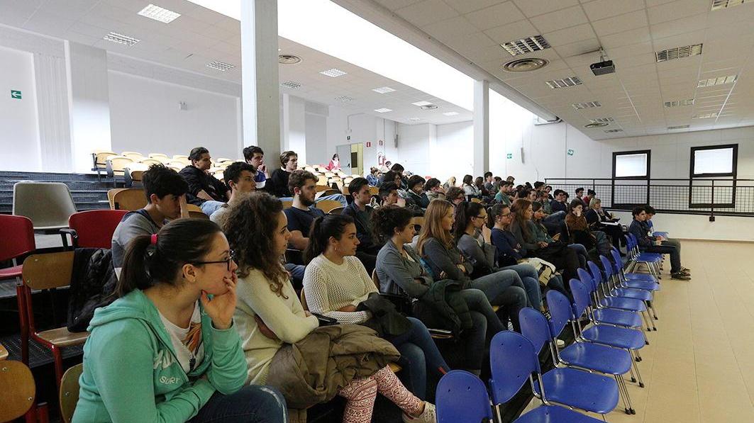Gli studenti durante l'assemblea indetta dai professori (Foto Agenzia Carlo Sestini)