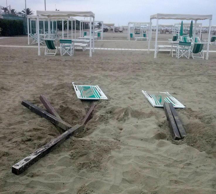 Con l’auto sulla spiaggia, per uscire distruggono le sdraio