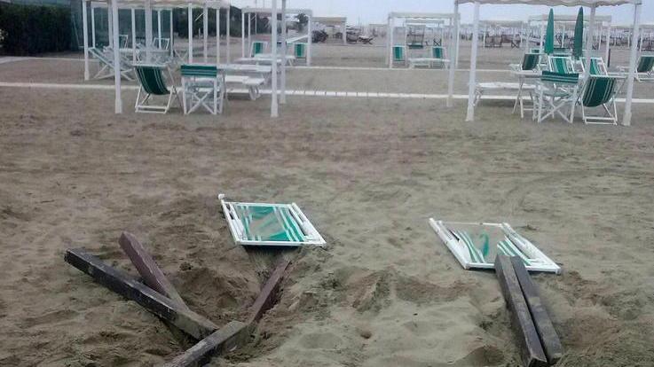 Con l’auto sulla spiaggia, per uscire distruggono le sdraio