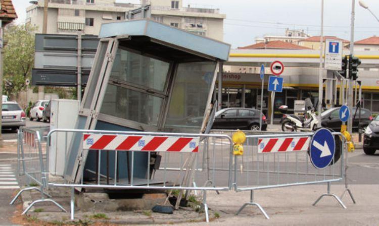Il chiosco semidistrutto nell'incidente del 21 marzo scorso