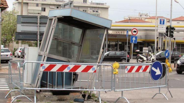 Il chiosco semidistrutto nell'incidente del 21 marzo scorso