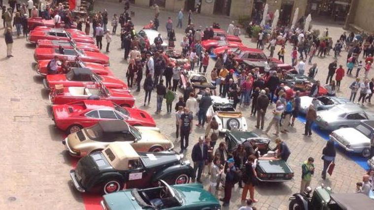 Auto d’epoca in piazza dei Priori
