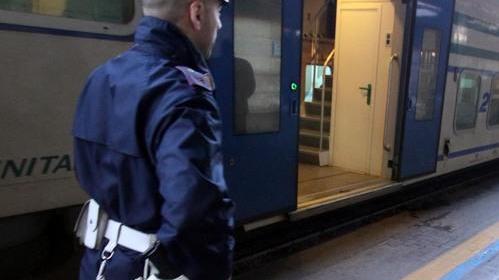 Rapinato e picchiato sul treno