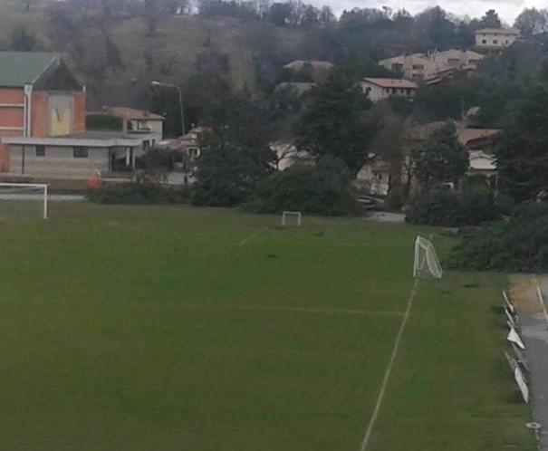 Paura in campo a Manciano L’elisoccorso atterra allo stadio per soccorrere un giocatore