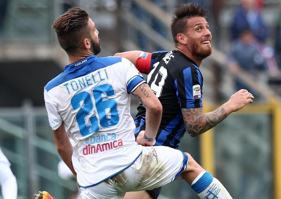 A fine gara pugni del centravanti a Tonelli 