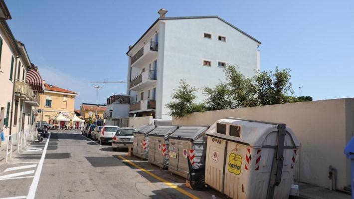 Una batteria per la raccolta dei rifiuti a Marina di Cecina