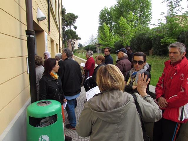 La fila fuori del Poliambulatorio