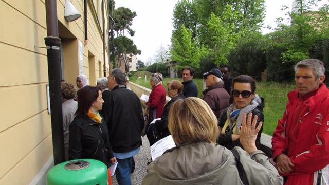 La fila fuori del Poliambulatorio