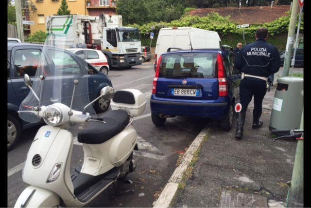 Auto contro scooter in via Goito