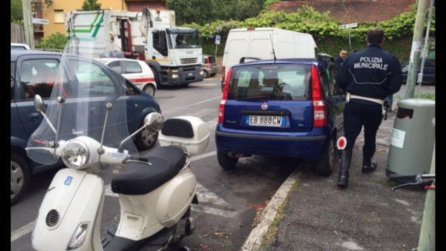 Auto contro scooter in via Goito
