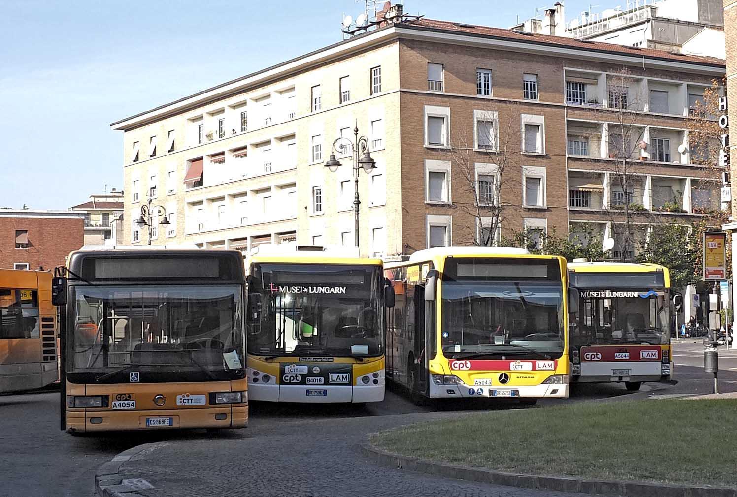 Alcuni pullman in piazza della stazione