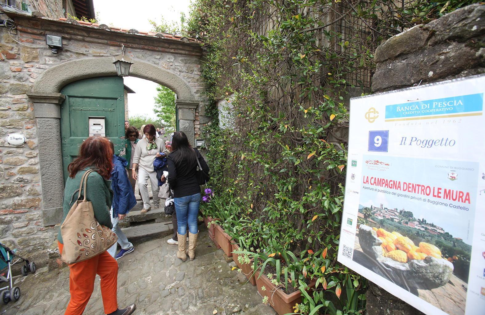 Attraverso un portone l'ingresso a uno dei giardini (foto Nucci)