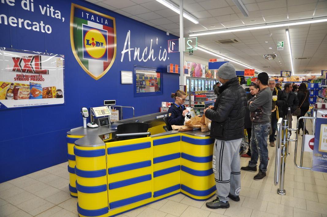 L'interno di un supermercato Lidl (foto Michele Falorni) 