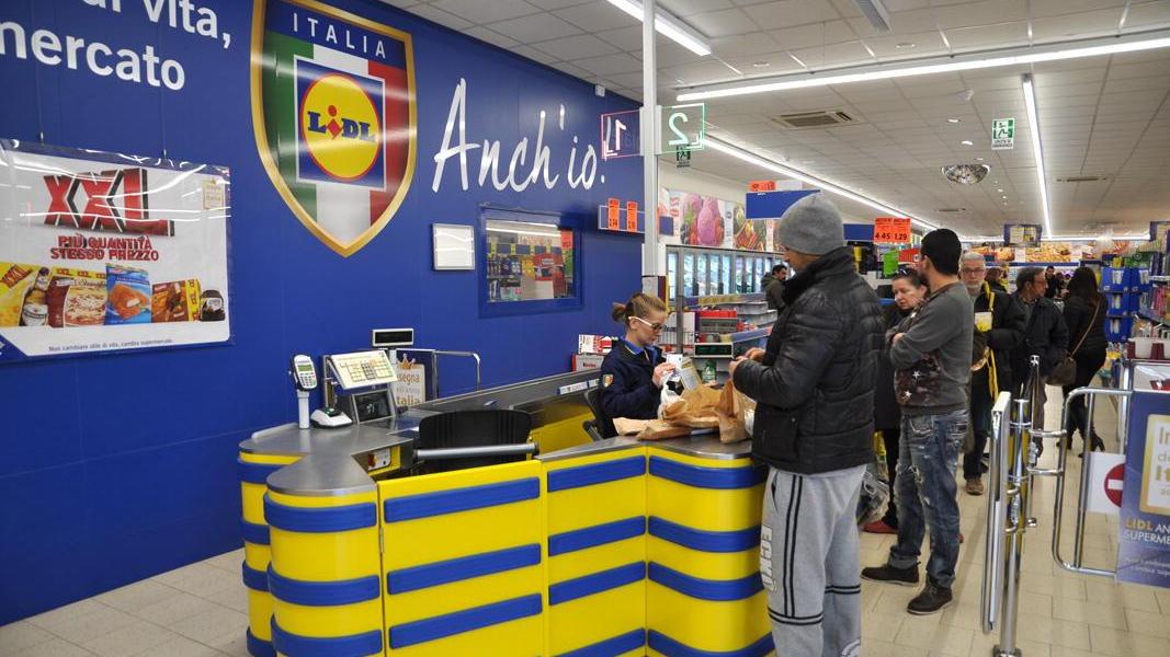 L'interno di un supermercato Lidl (foto Michele Falorni)