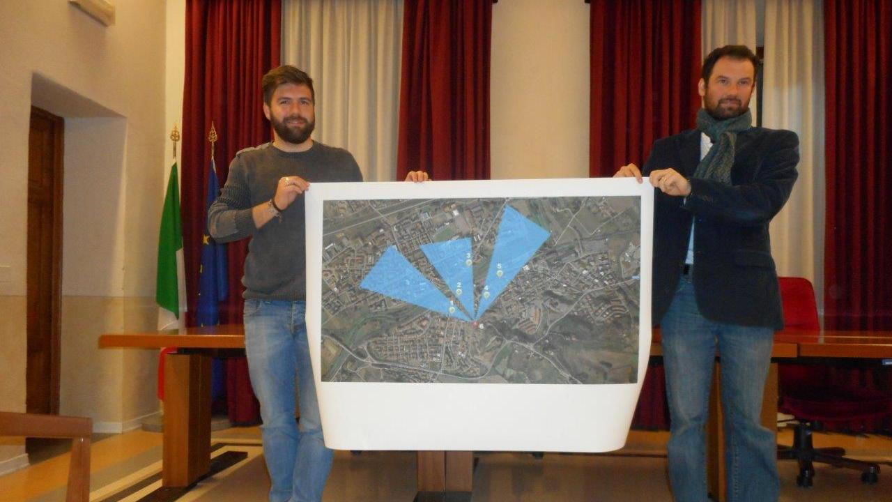 Il vicesindaco Bruchi e il sindaco Falorni mostrano la mappa delle telecamere