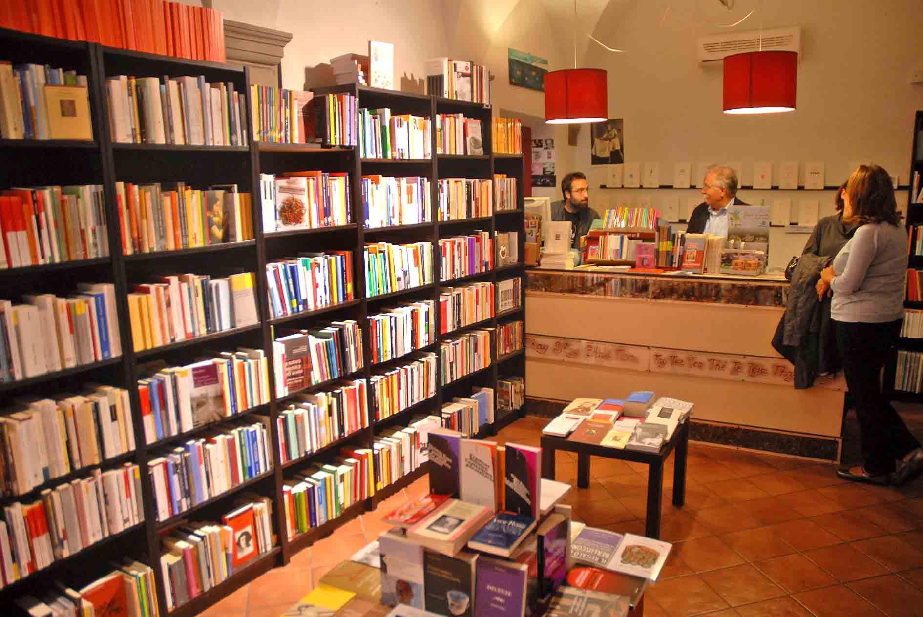 L'interno della libreria Lo spazio di via dell'ospizio (foto Gori)
