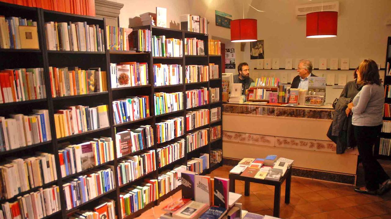 L'interno della libreria Lo spazio di via dell'ospizio (foto Gori)