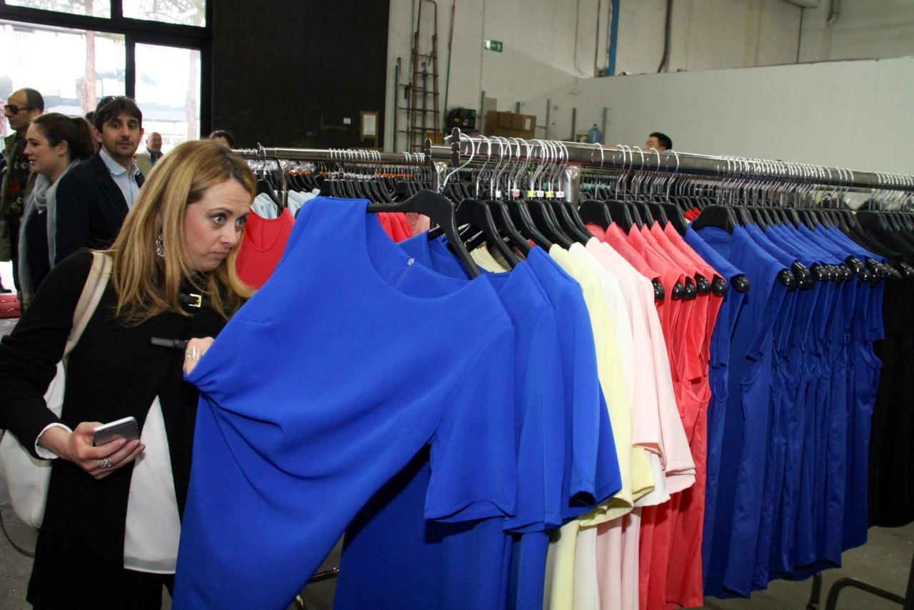 Giorgia Meloni durante il blitz nel pronto moda al Macrolotto